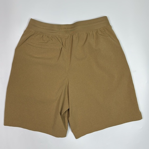 Under Armour Golf Carmel Brown Shorts Size Medium - Picture 2 of 7